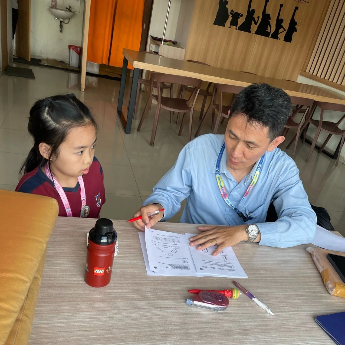Janette belajar bersama tutor AfterSchool
